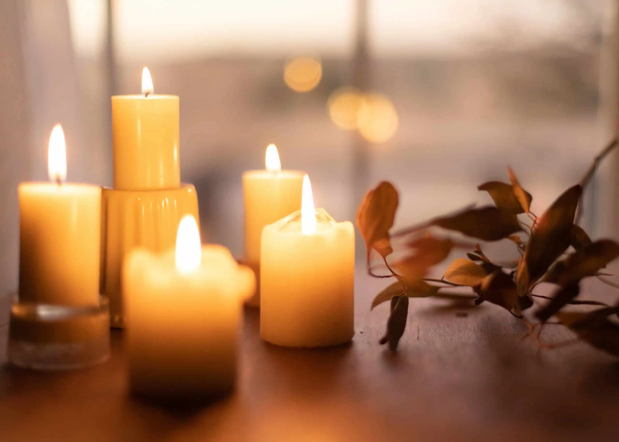 brennende weiße Kerzen an einem Herbsttag