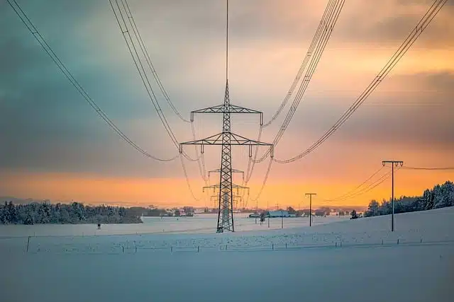 Eingeschneiter Strommast